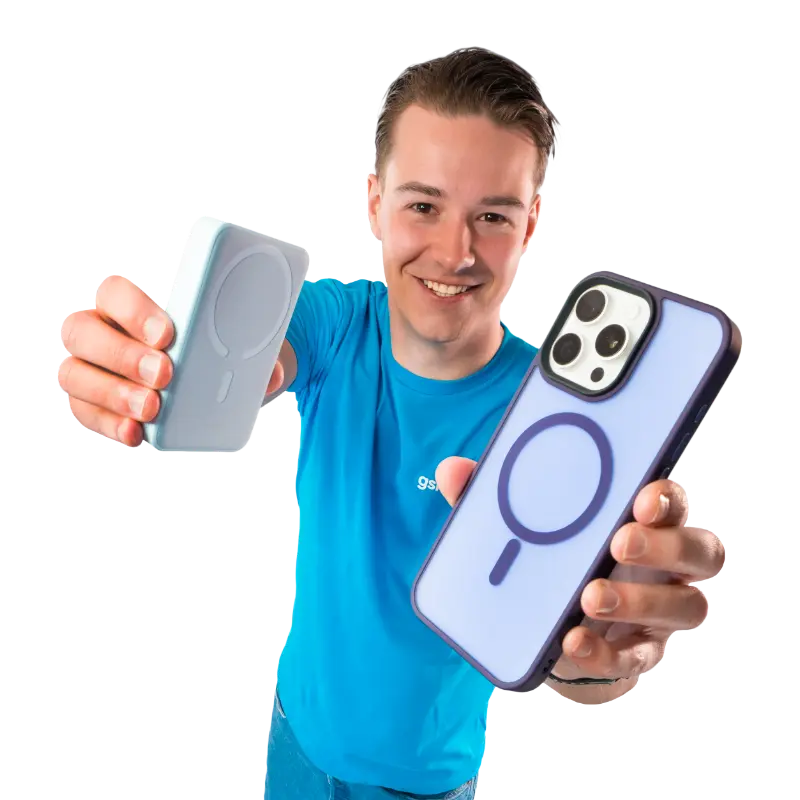 Telefoon met hoesje op draadloze oplader