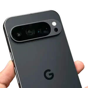 Een afbeelding waarop een Google Pixel 9 wordt vertoond, dit toestel wordt vastgehouden in een hand