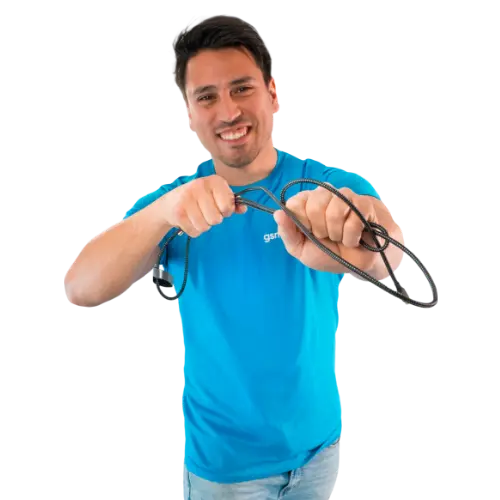 Een personeelslid van gsmpunt die lacht en iphone kabels vasthoudt