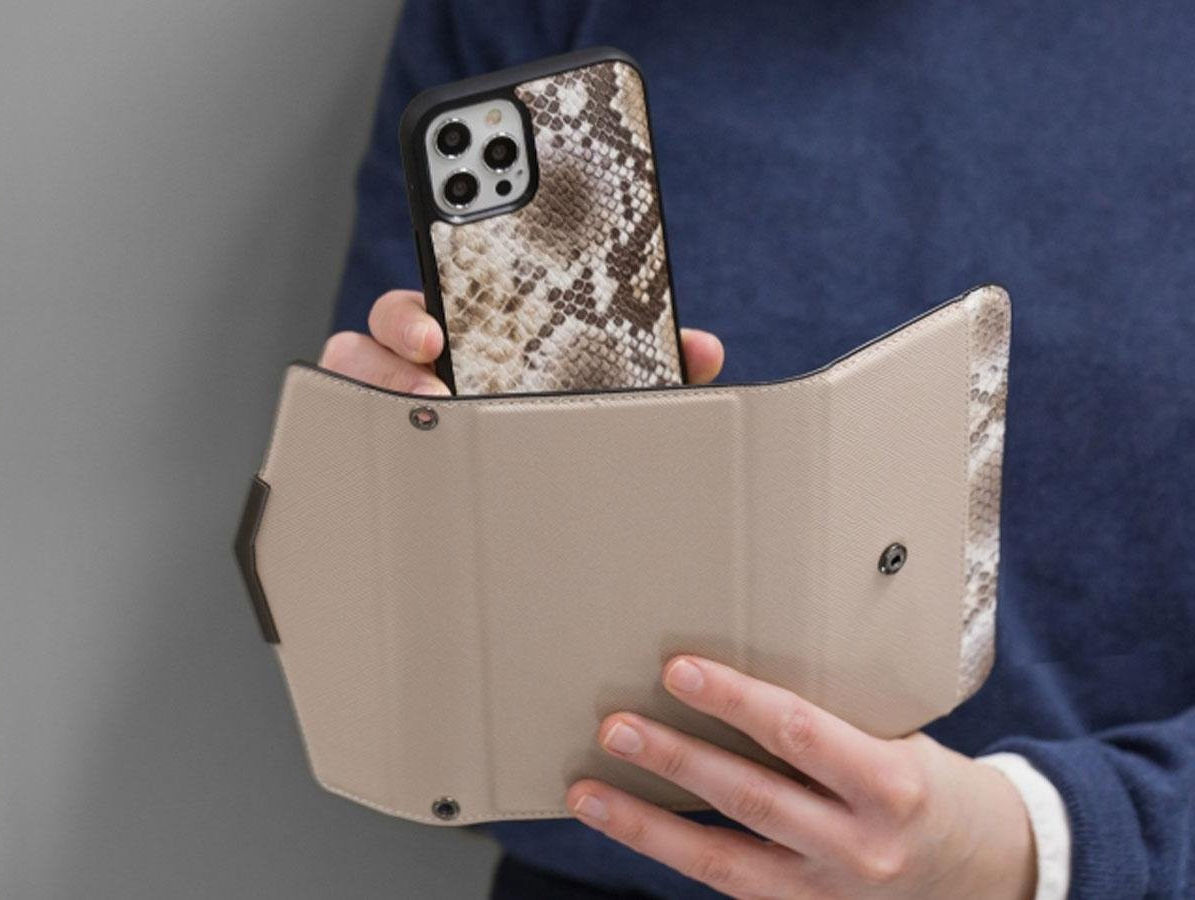 Mobilize Velvet Clutch Apple iPhone 12 / 12 Pro Hoesje Beige Snake afbeelding 5
