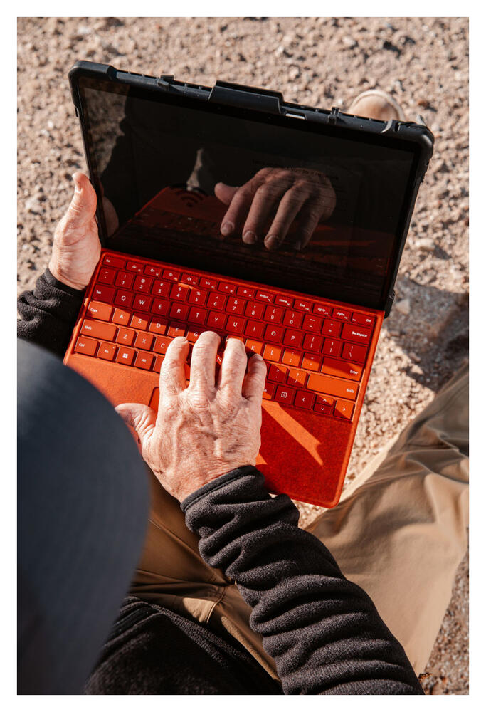 Urban Armor Gear Plasma Microsoft Surface Pro 8 Hoes met Schouderband afbeelding 13