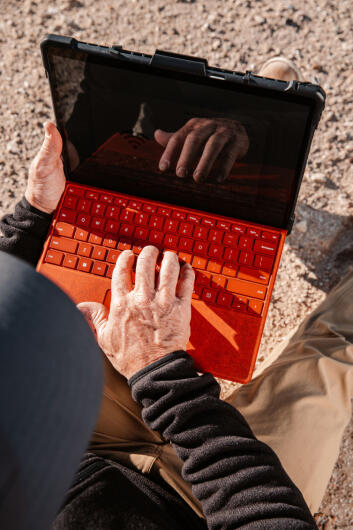 Urban Armor Gear Plasma Microsoft Surface Pro 8 Hoes met Schouderband afbeelding 13