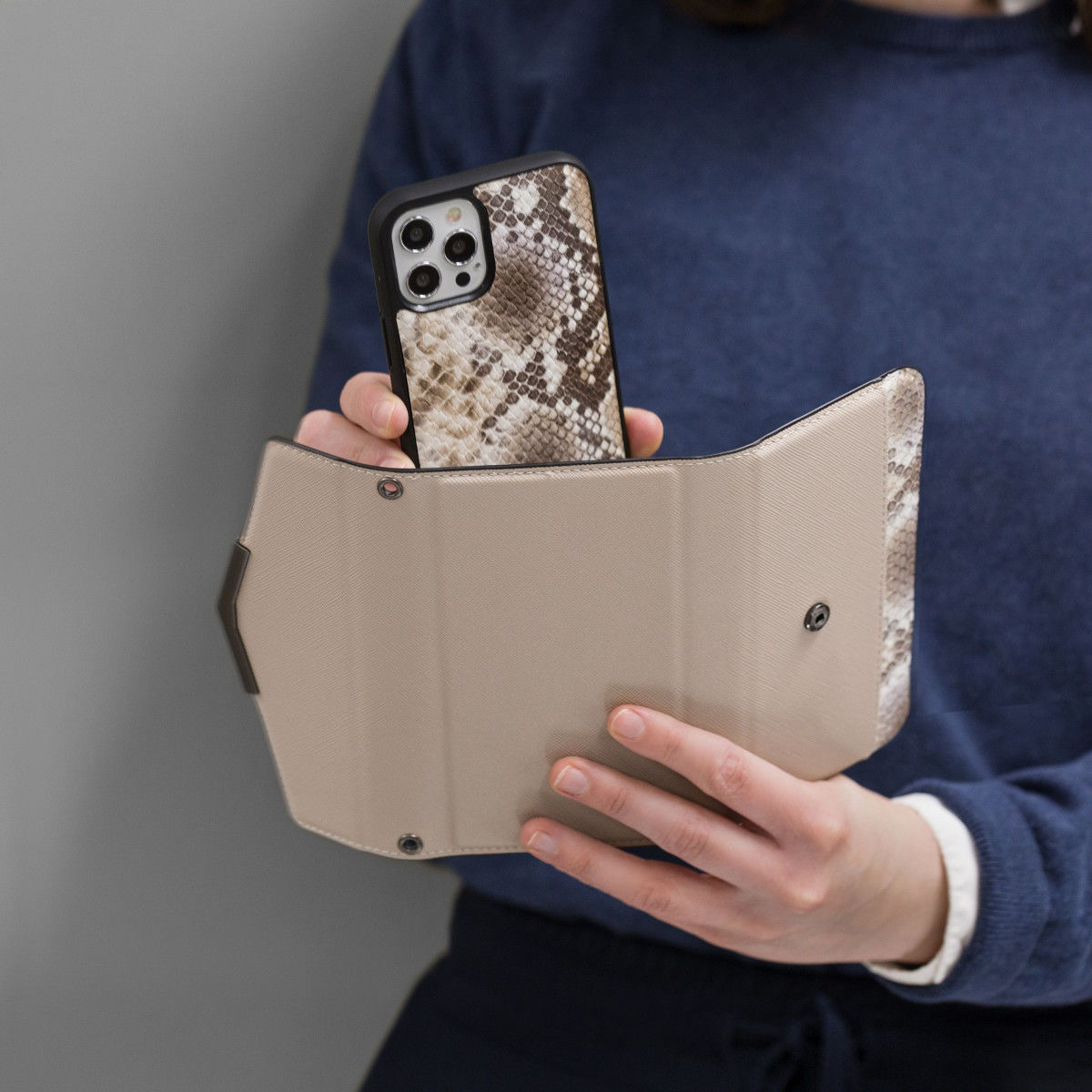 Mobilize Velvet Clutch iPhone 6(S)/7/8/SE (2020/2022) Hoesje Beige afbeelding 6