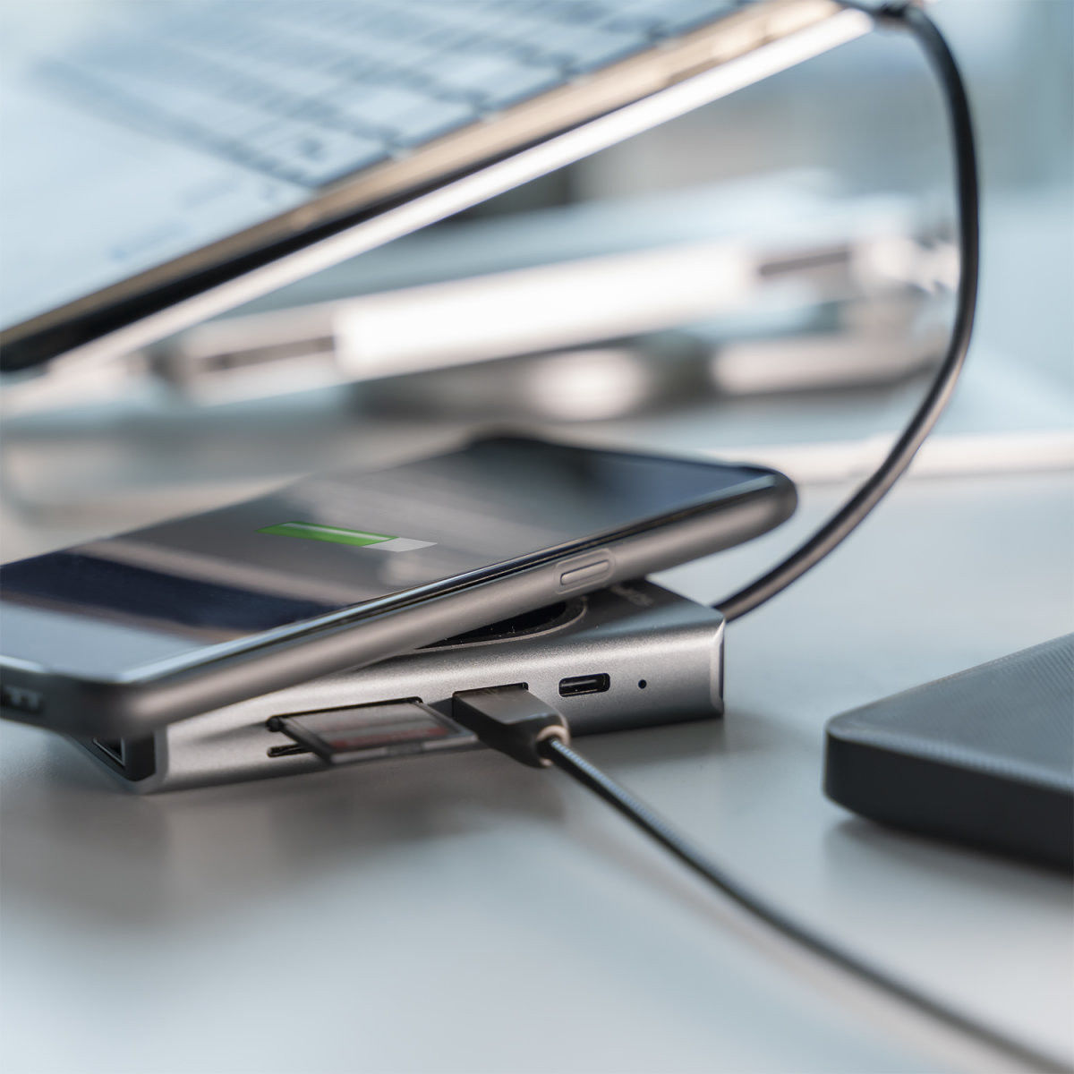4smarts 9-in-1 USB-C Hub met Draadloze Oplader 15W Grijs afbeelding 6