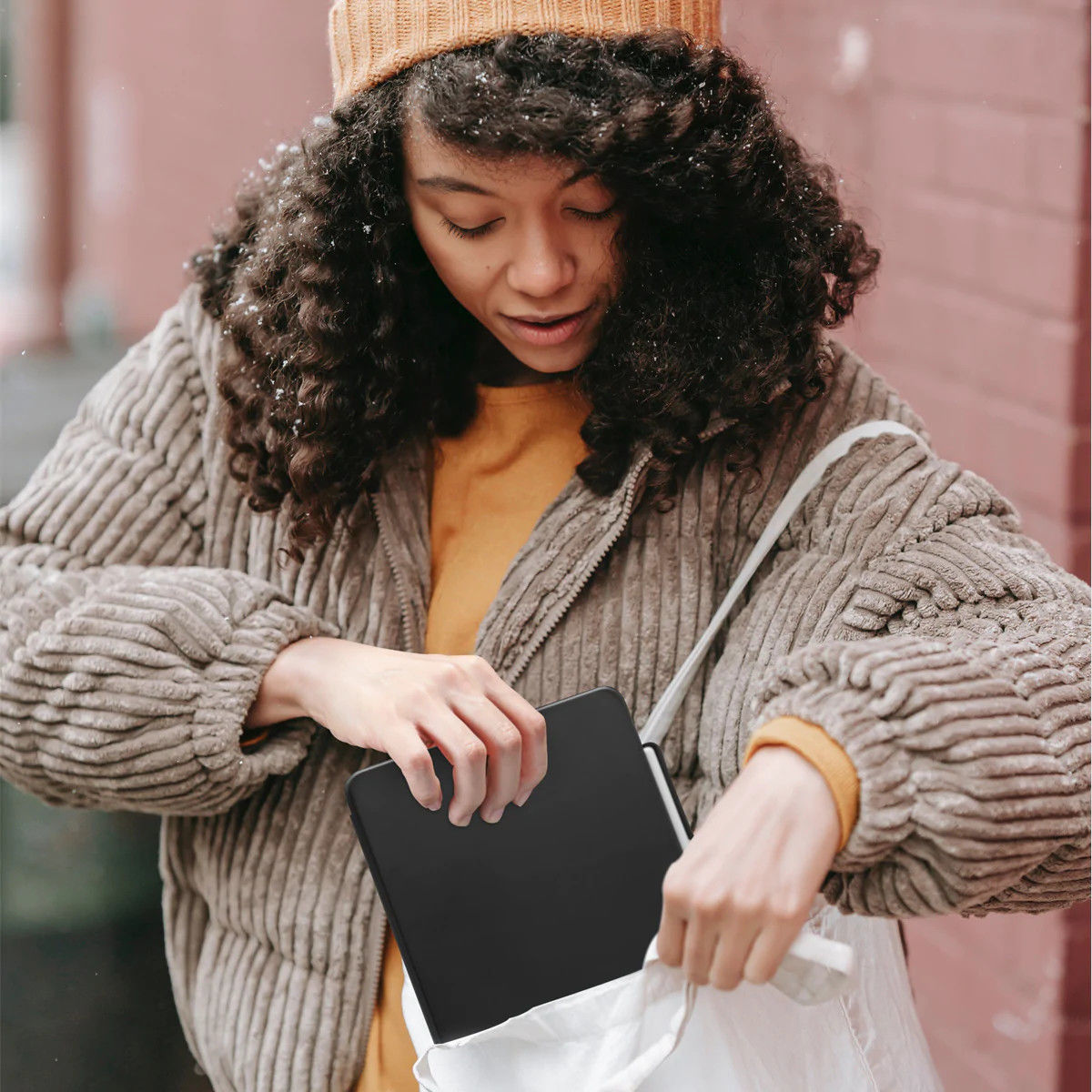 Spigen DA20 Apple Pencil (2e Generatie) Pencil Holder Zwart afbeelding 11