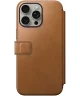 Nomad Modern Leather Folio Apple iPhone 15 Pro Max Hoesje English Tan