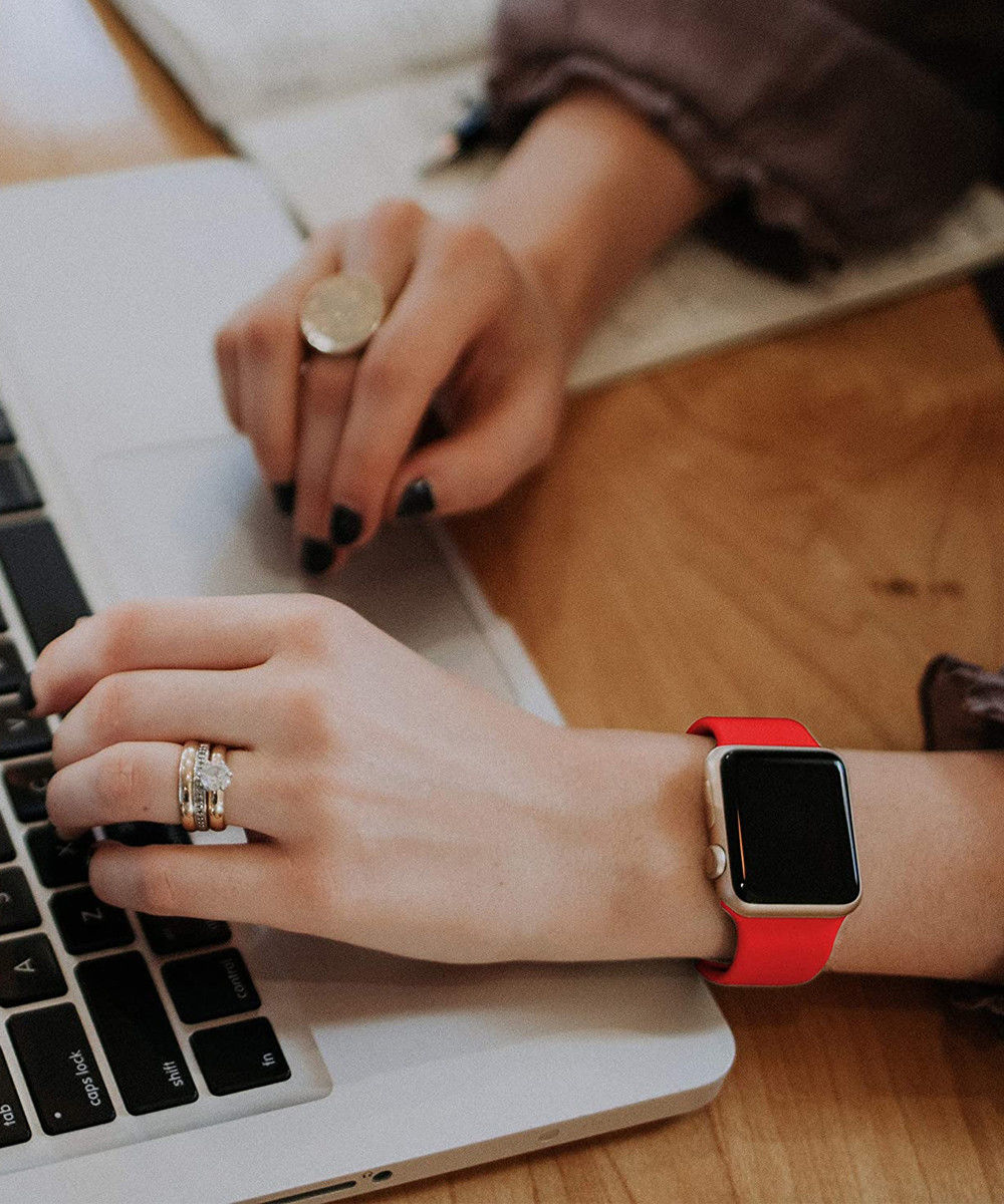 Apple Watch 41MM / 40MM / 38MM Bandje Siliconen met Drukknoop Sluiting Rood afbeelding 4