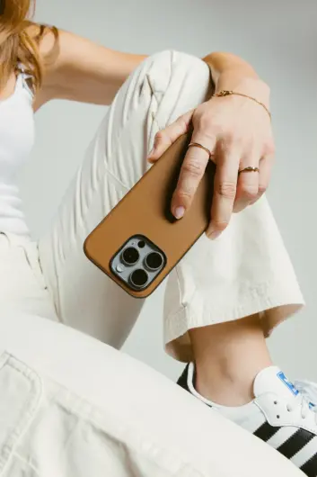 Nomad Modern Leather iPhone 16 Pro Max Hoesje Leer MagSafe English Tan afbeelding 4