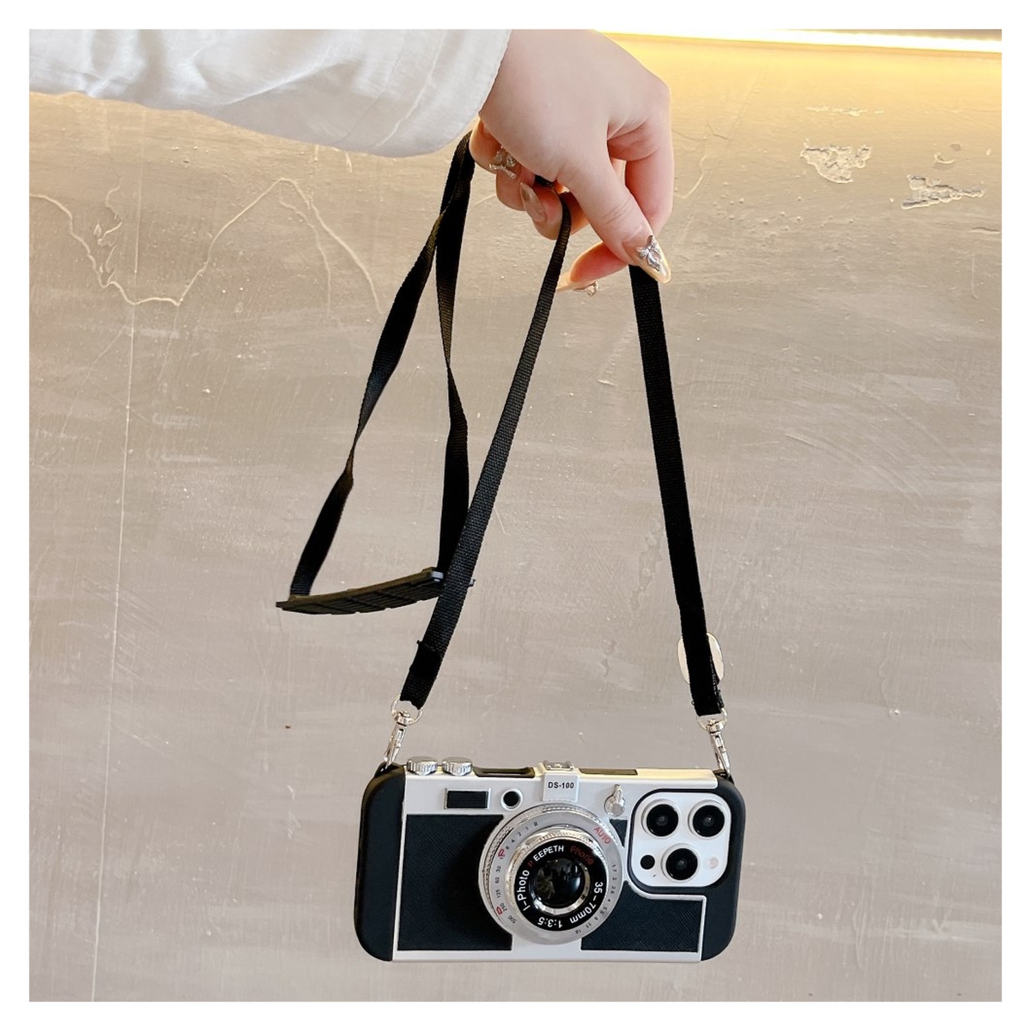 iPhone 16 Pro Hoesje Vintage Retro Camera Back Cover met Koord Zwart afbeelding 3