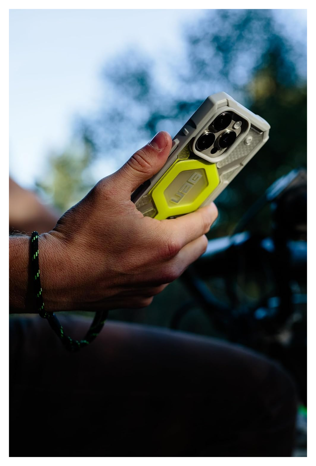 UAG Pathfinder Clear iPhone 16 Pro Hoesje MagSafe met Koord Neon afbeelding 5