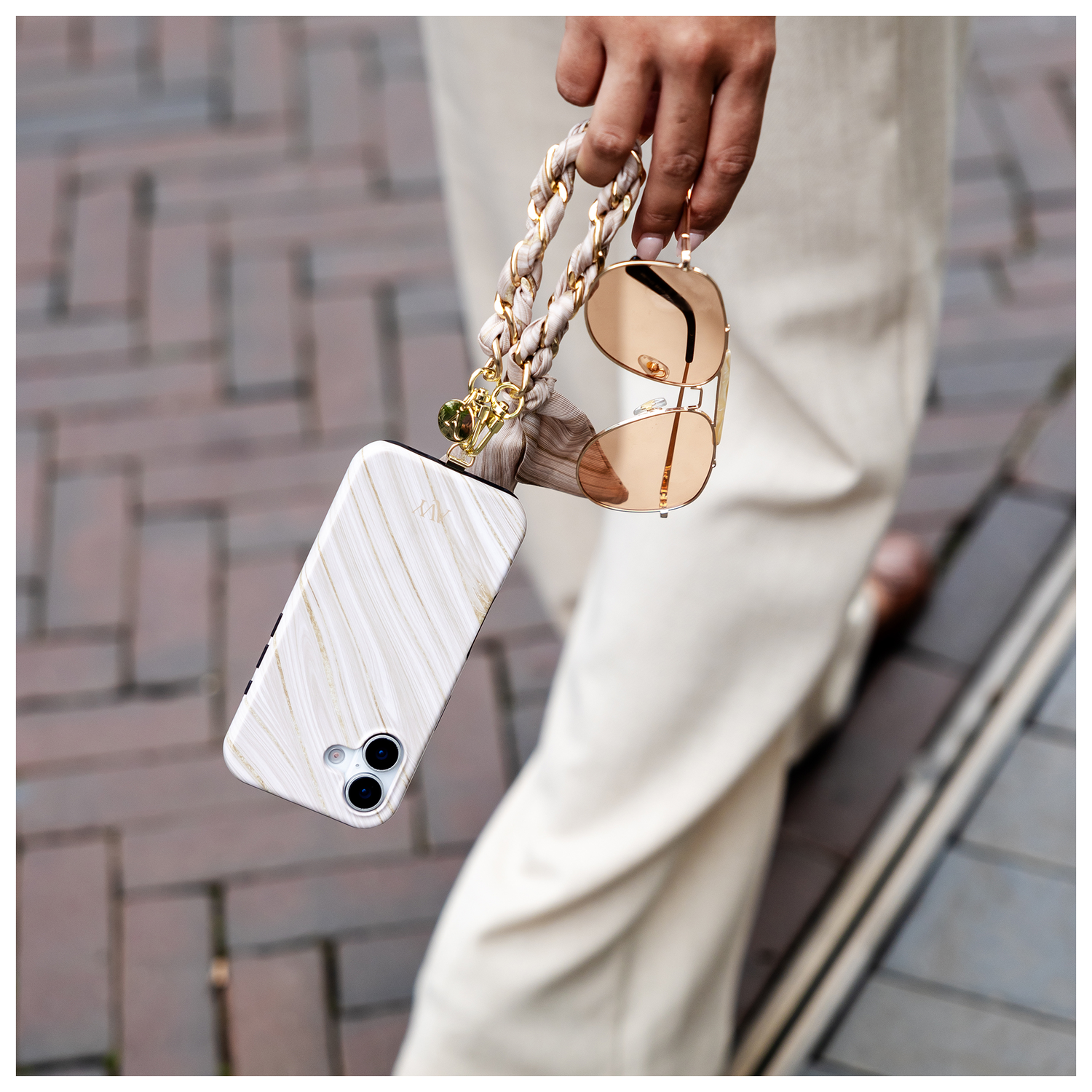 AVY Apple iPhone 14 / 13 Hoesje MagSafe Back Cover Aurum Gold afbeelding 4