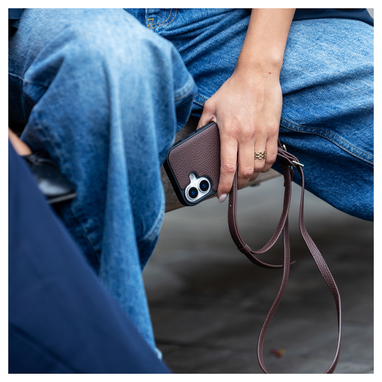 AVY Apple iPhone 13 / 14 Bruin Leren Hoesje met Wallet & Koord Long Leather afbeelding 5