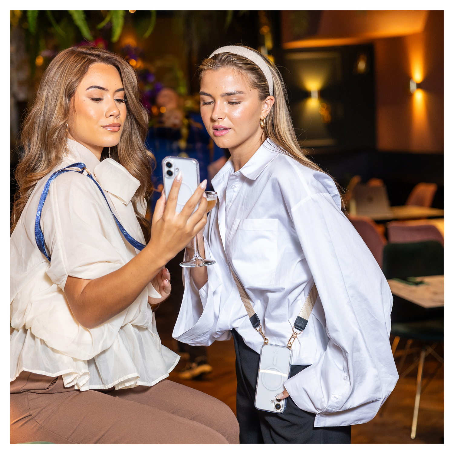 AVY Apple iPhone 16e Hoesje met Koord & MagSafe 130CM Obscura Blue afbeelding 4