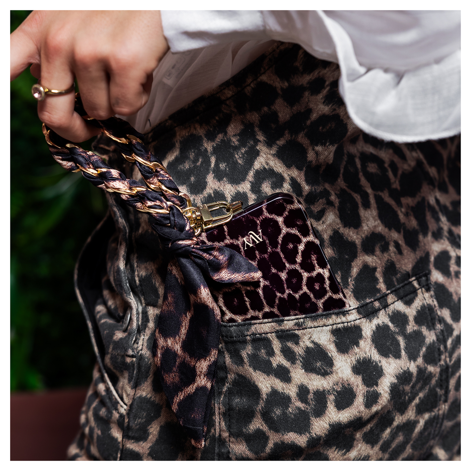 AVY Apple iPhone 16e Hoesje Met Koord 32CM Panthera Chic afbeelding 2