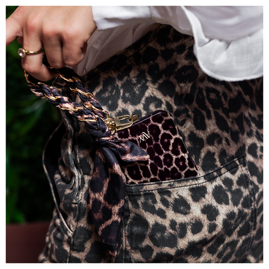 AVY Apple iPhone 16e Hoesje Met Koord 32CM Panthera Chic afbeelding 2