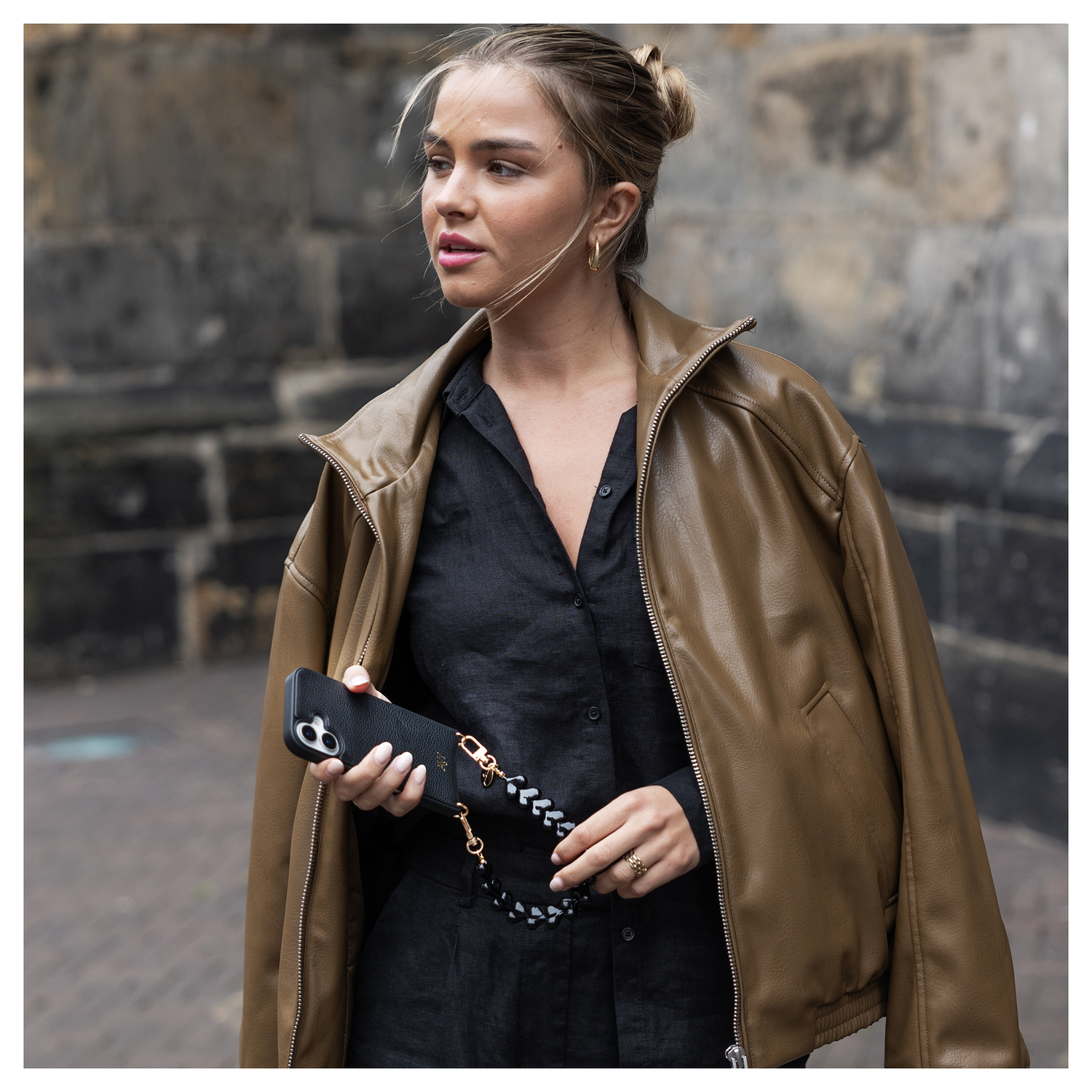 AVY Apple iPhone 15 Zwart Leren Hoesje met Koord Cupid Black afbeelding 2