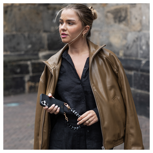 AVY Apple iPhone 15 Zwart Leren Hoesje met Koord Cupid Black afbeelding 2