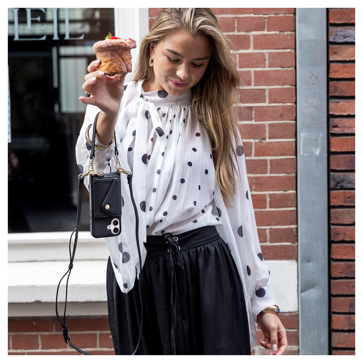AVY Apple iPhone 15 Zwart Leren Hoesje met Koord Long Leather afbeelding 5