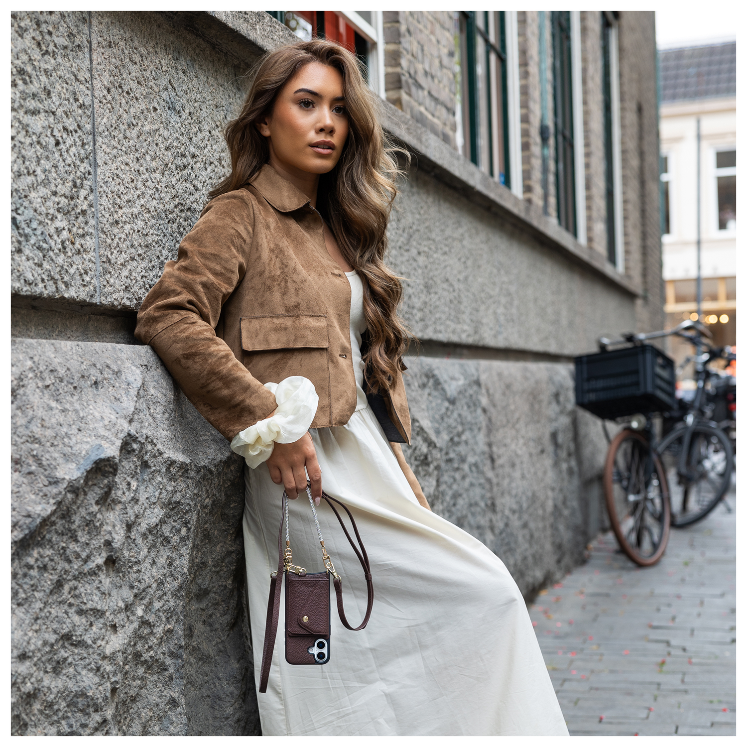 AVY Apple iPhone 15 Bruin Leren Hoesje met Koord Leather and Silver afbeelding 5