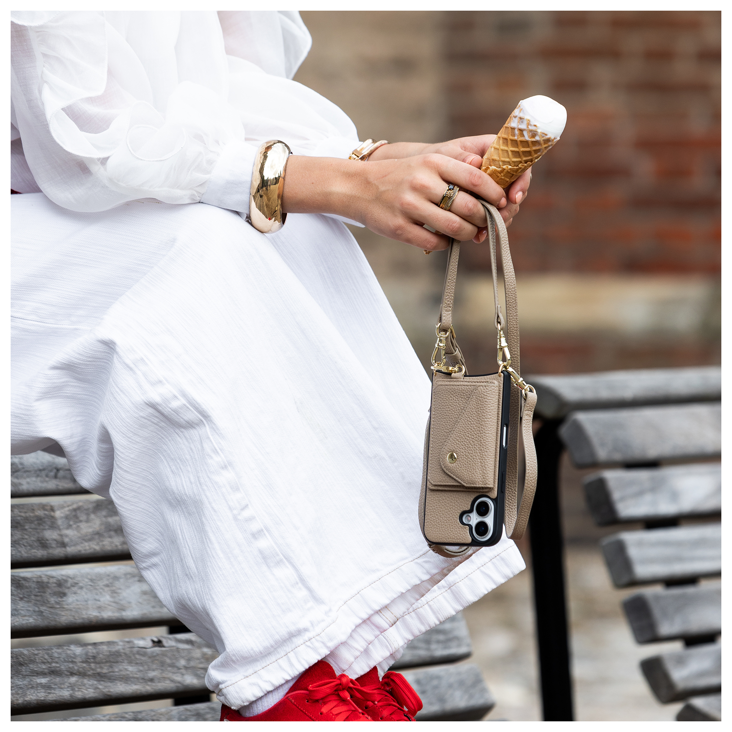 AVY Apple iPhone 15 Beige Leren Hoesje met Koord Short Leather afbeelding 2