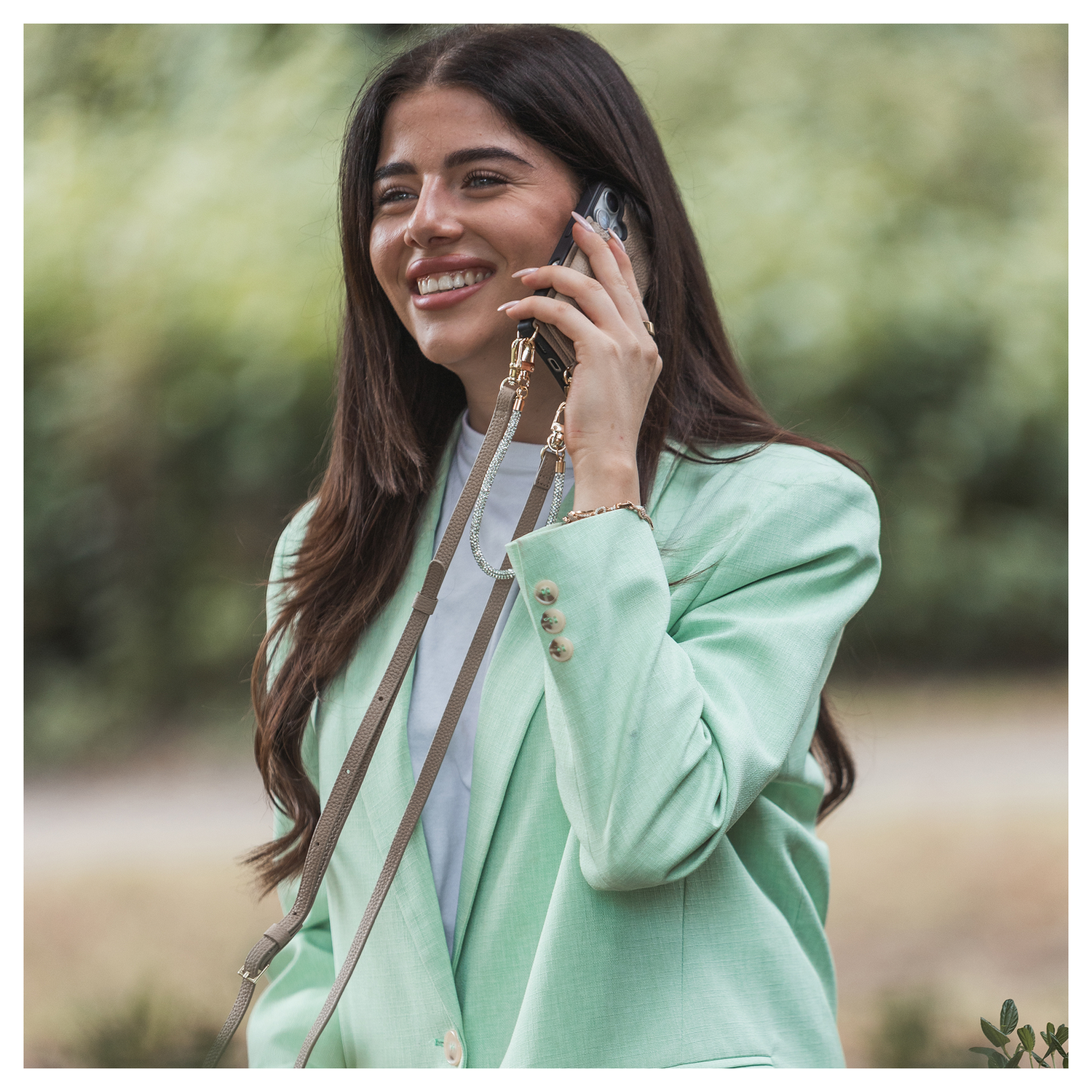 AVY Apple iPhone 15 Beige Leren Hoesje met Koord Long Leather afbeelding 2
