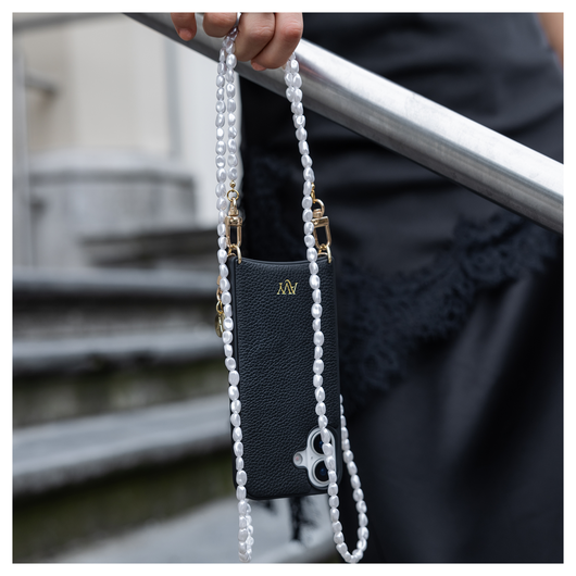 AVY Apple iPhone 15 Pro Zwart Leren Hoesje met Koord Leather and Pearls afbeelding 5