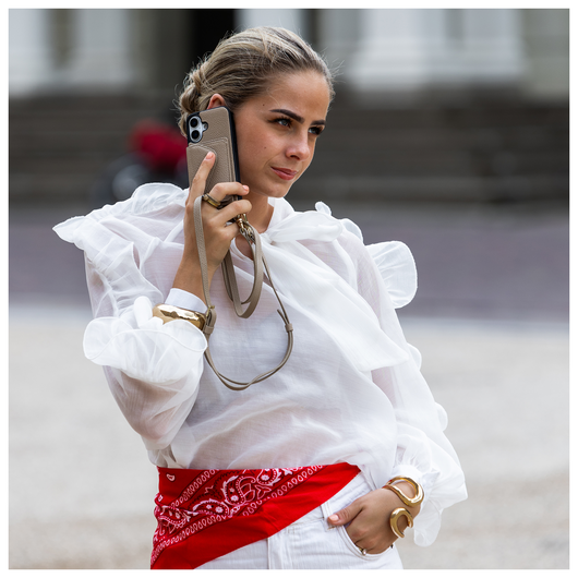 AVY Apple iPhone 15 Pro Beige Leren Hoesje met Koord Leather and Pearls afbeelding 4