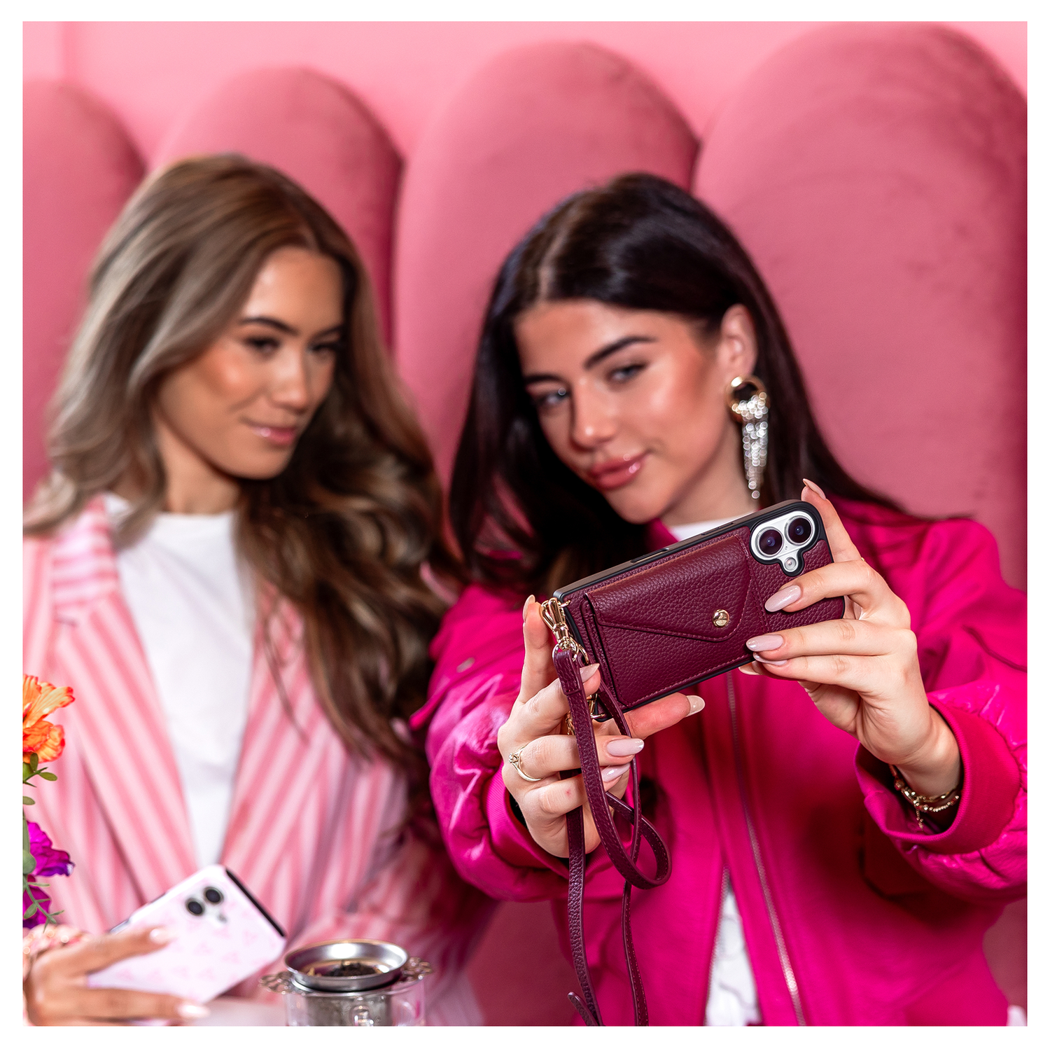 AVY Apple iPhone 15 Pro Burgundy Leren Hoesje met Koord Long Leather afbeelding 2
