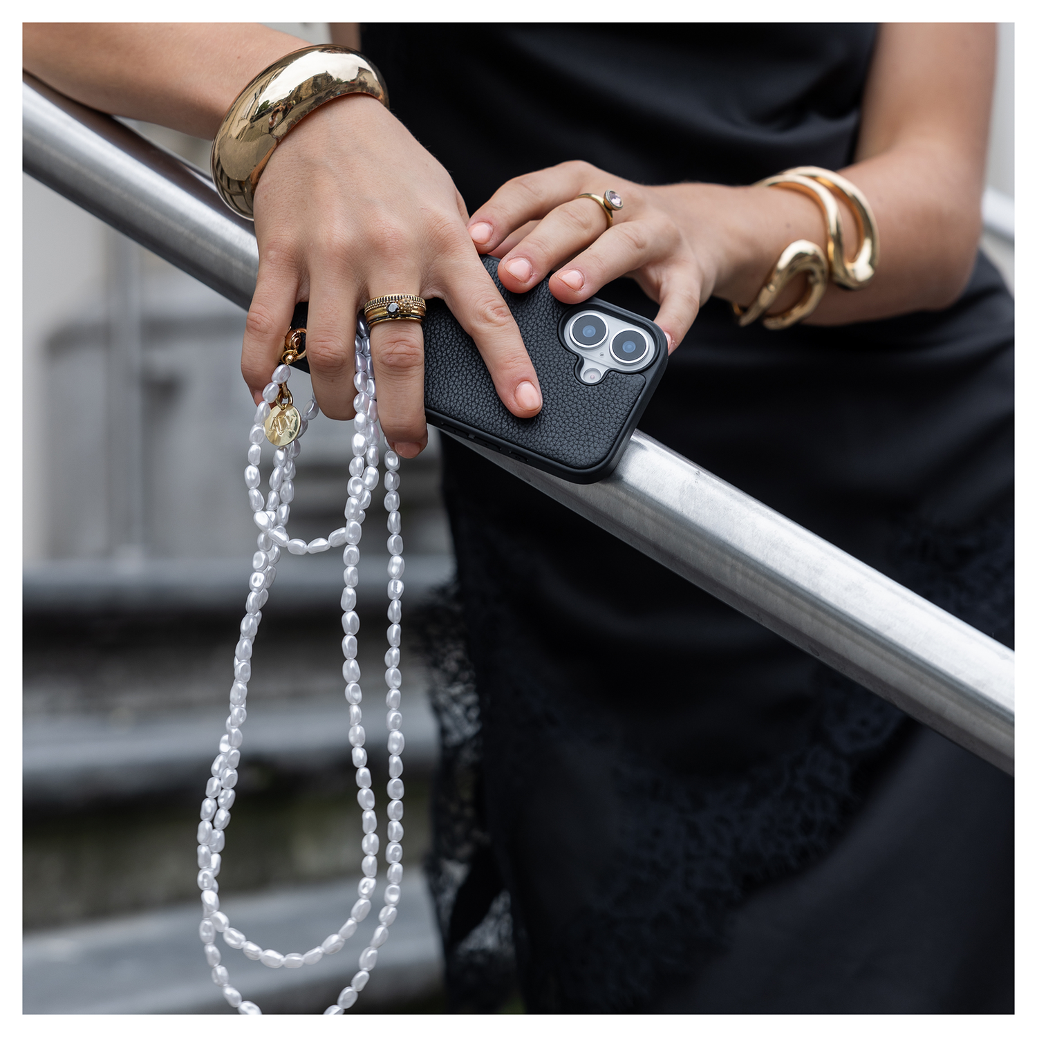 AVY Apple iPhone 13 / 14 Zwart Leren Hoesje met Koord Perla Chic Set afbeelding 4