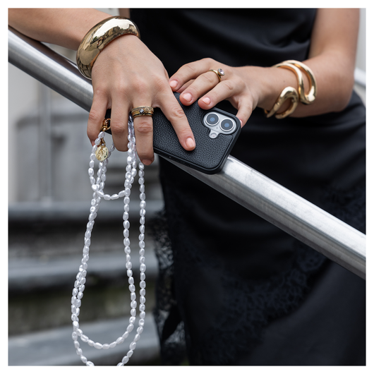 AVY Apple iPhone 13 / 14 Zwart Leren Hoesje met Koord Perla Chic Set afbeelding 4