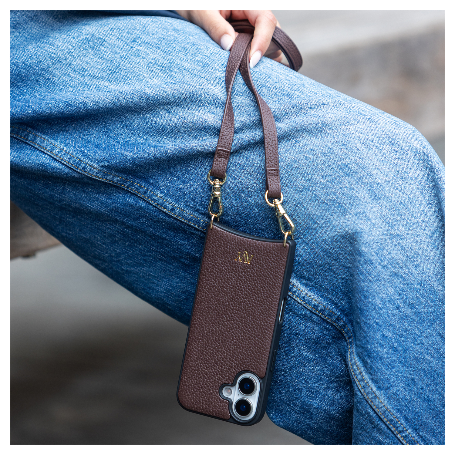 AVY Apple iPhone 13 / 14 Bruin Leren Hoesje met Koord Long Leather afbeelding 2