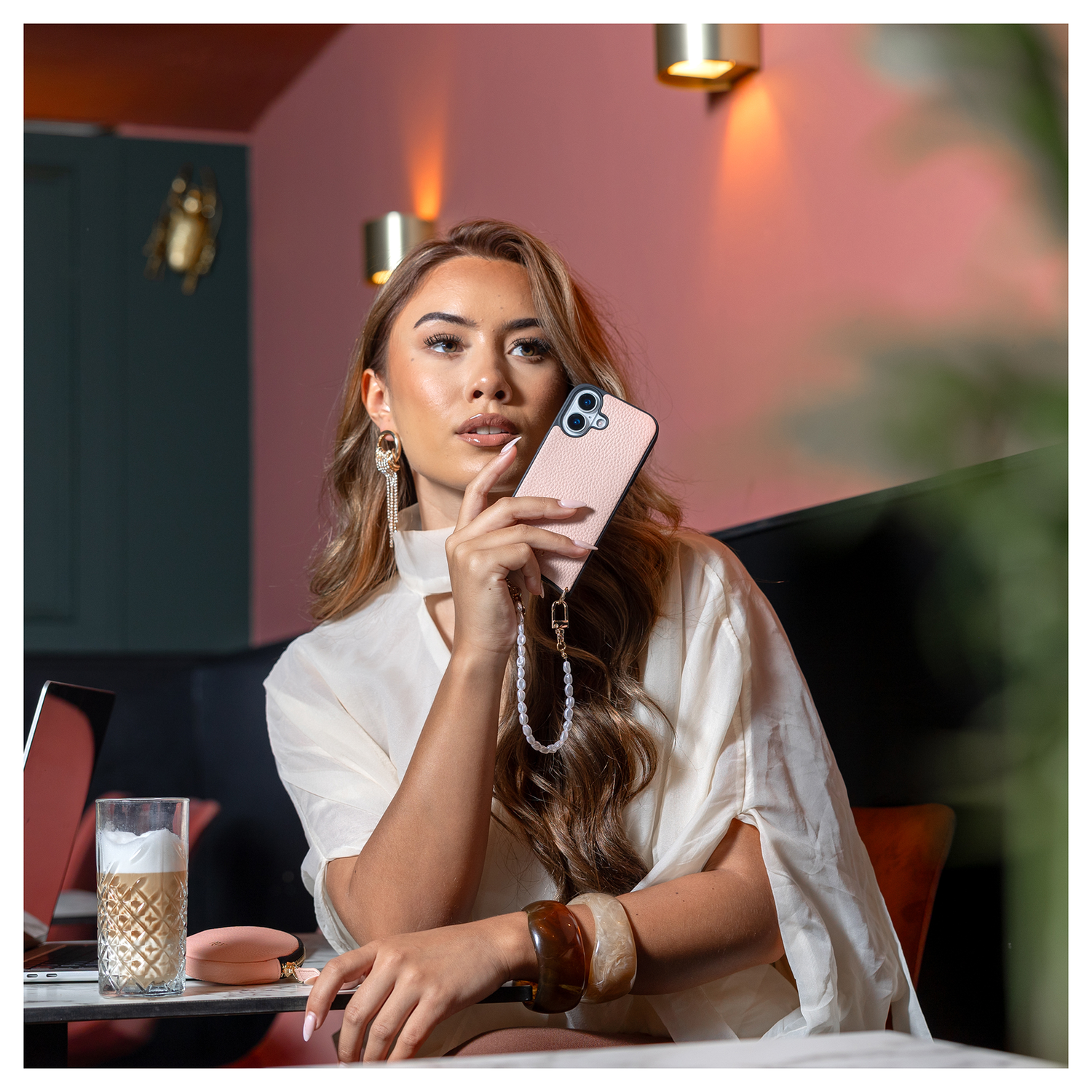 AVY Apple iPhone 16 Beige Leren Hoesje met Koord Perla Chic afbeelding 2