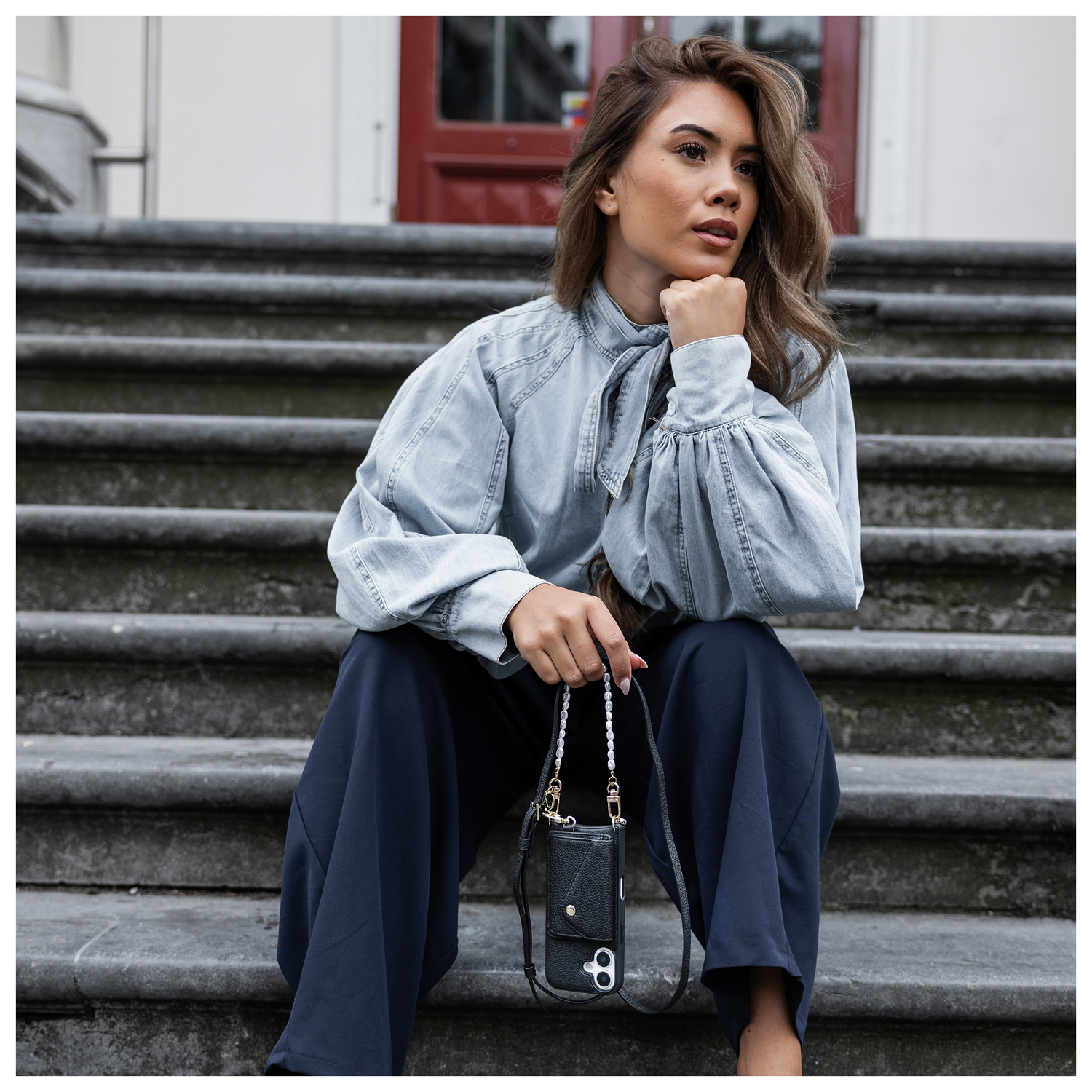 AVY Apple iPhone 16 Pro Zwart Leren Hoesje met Koord Perla Chic afbeelding 2