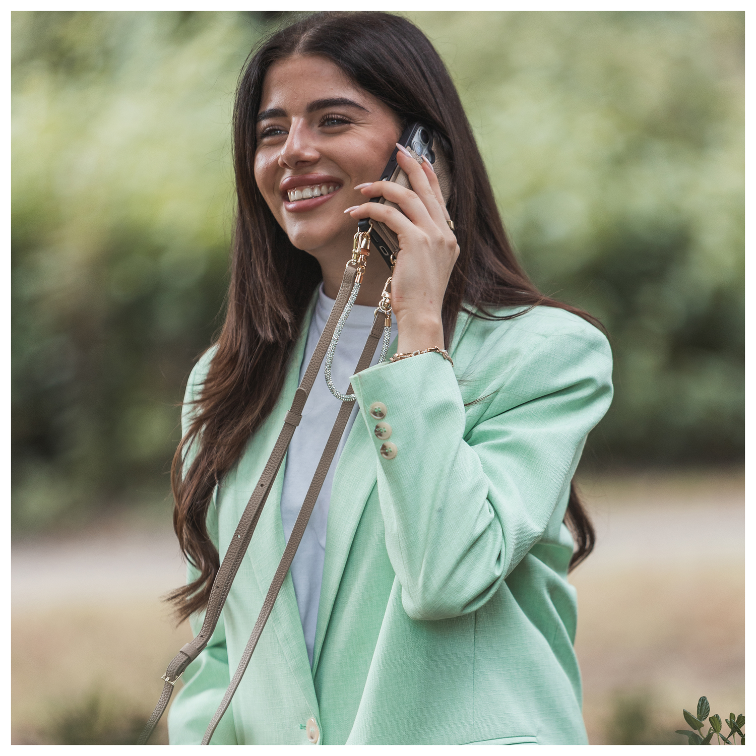 AVY Apple iPhone 17 Pro Beige Leren Hoesje met Koord Leather and Silver afbeelding 5