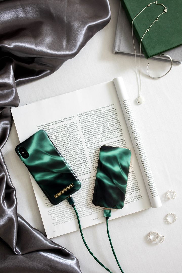 iDeal Of Sweden Fashion Powerbank 5000 mAh Emerald Satin afbeelding 5